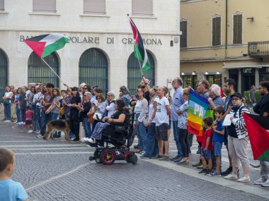 Cremona, İtalya 8 Eylül 2025 Duomo Meydanı, Cremona, İtalya 'da toplanan aktivistler ve vatandaşlar, Gazze için düzenlenen bir gösteri sırasında Filistin ve gökkuşağı barış bayrakları sallıyorlar.