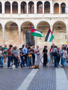 Cremona, İtalya 8 Eylül 2025 Cremona Duomo Meydanı 'nda barışçıl gösteri, protestocular Gazze çatışmasında ateşkesi ve insani yardım destekleyen Filistin bayrakları sallıyor
