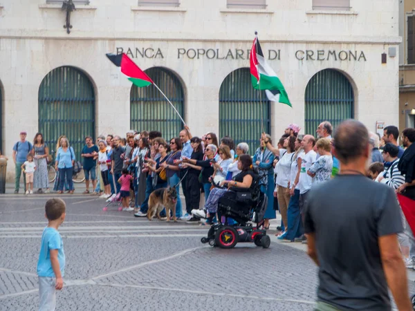 Cremona, İtalya 8 Eylül 2025 Cremona 'daki Duomo Meydanı' nda barışçıl protesto, Filistin ve barış bayraklarıyla gösteri, devam eden bölgesel gerginlikler üzerine insani kaygıların vurgulanması