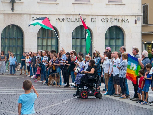 Cremona, İtalya 8 Eylül 2025 Cremona 'daki Duomo Meydanı' nda barışçıl protesto, Filistin ve barış bayraklarıyla gösteri, devam eden bölgesel gerginlikler üzerine insani kaygıların vurgulanması