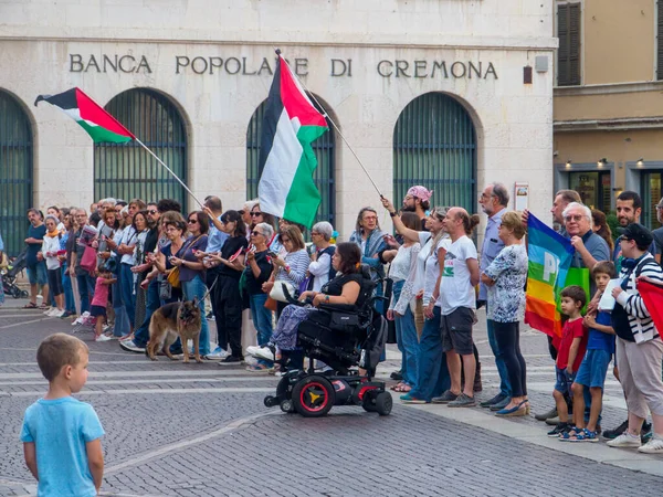 Cremona, İtalya 8 Eylül 2025 Cremona 'daki Duomo Meydanı' nda barışçıl protesto, Filistin ve barış bayraklarıyla gösteri, devam eden bölgesel gerginlikler üzerine insani kaygıların vurgulanması