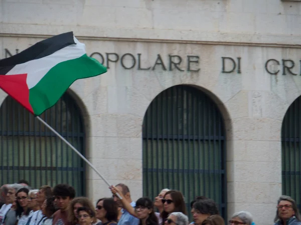 Cremona, İtalya 8 Eylül 2025 Duomo Meydanı, Cremona 'da dalgalanan Filistin bayrağı, Gazze çatışmasına karşı protestoları vurguluyor, uluslararası dayanışma ve barışçıl çözüm çabalarını temsil ediyor