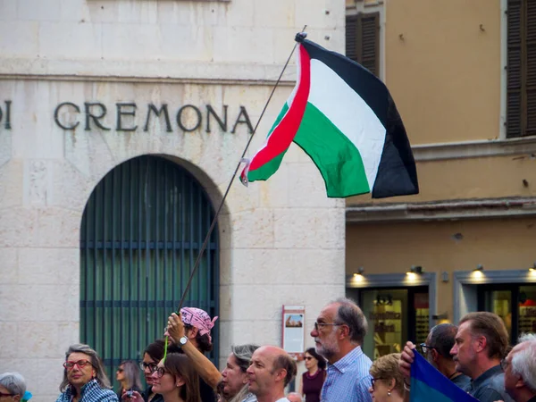 Cremona, İtalya 8 Eylül 2025 Duomo Meydanı, Cremona 'da dalgalanan Filistin bayrağı, Gazze çatışmasına karşı protestoları vurguluyor, uluslararası dayanışma ve barışçıl çözüm çabalarını temsil ediyor
