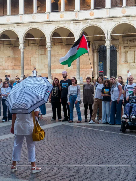 Cremona, İtalya 8 Eylül 2025 Cremona 'nın Duomo Meydanı yakınlarında toplanan barışçıl protestocular, Filistin bayrağı sallıyor ve çatışma çözümünü destekleyen dayanışma işaretleri sergiliyorlar.