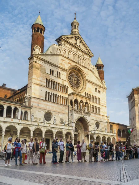 Cremona, İtalya 8 Eylül 2025 Cremona 'nın Duomo Meydanı yakınlarında toplanan barışçıl protestocular, devam eden Gazze ihtilafına karşı gösteri yaparken Filistin bayrağı salladılar.