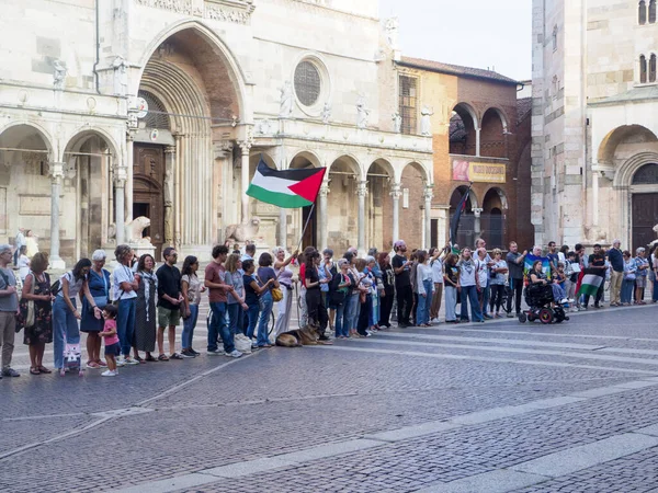 Cremona, İtalya 8 Eylül 2025 Filistin bayraklarıyla toplanan barışçıl protestocular, Duomo Meydanı, Cremona 'daki çatışmaya karşı birleşerek Gazze' ye dayanışma gösterdiler.