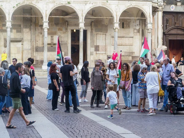 Cremona, İtalya 8 Eylül 2025 'te Duomo Meydanı, Cremona, İtalya' da toplanan aktivistler Filistin ve barış bayrakları sallıyor, Filistin 'de barışı protesto ediyor ve Gazze' deki savaşa son veriyorlar.