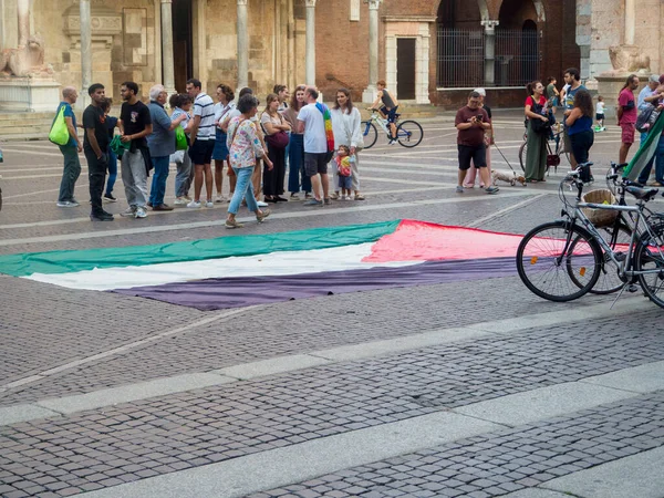 Cremona, İtalya 8 Eylül 2025 'te Duomo Meydanı, Cremona, İtalya' da toplanan aktivistler, Gazze Savaşı 'na karşı barışçıl bir protesto sırasında büyük bir Filistin bayrağı sergiliyorlar.