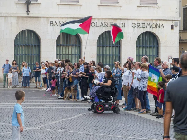 Cremona, İtalya 8 Eylül 2025 Cremona 'daki Duomo Meydanı' nda barışçıl protesto, Filistin ve barış bayraklarıyla gösteri, devam eden bölgesel gerginlikler üzerine insani kaygıların vurgulanması