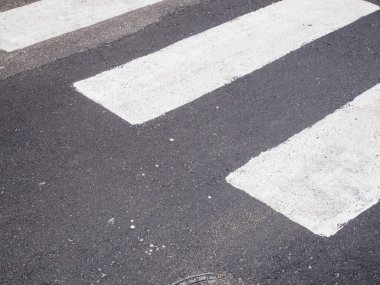 Asphalt Yolu Yüzeyinde Asphalt Yolu 'nda Yürüyenler için Güvenlik Sağlayan Beyaz Çizgili Yaya Geçidi Yakından Bakış