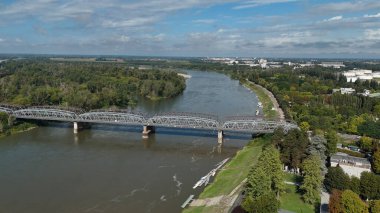 Cremona Lombardy 'deki Po Nehri Köprüsü' nün İHA Hava Görüntüsü Şehir Merkezi Binalarını Kırsal Manzaraya Bağlıyor