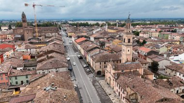 Cortemaggiore İtalya 'nın Panoramik Hava Aracı Görüntüsü Eski Binalar ve Bulutlu Gökyüzü Altındaki Merkez Caddesi ile Tarihi Şehir Merkezini Yakalıyor