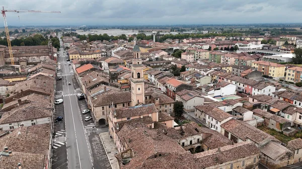Cortemaggiore PC Emilia Romagna İtalya İnsansız Hava Aracı Hava Aracı Tarihi Şehir Merkezi Kilise Kulesi ve Bulutlu Gökyüzü Manzarası Altındaki Geniş Çatıları Yakalıyor