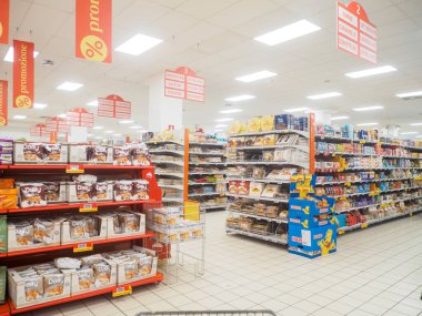 Lombardy, İtalya - 10 Eylül 2025 Lombardiya 'da Hızlı Bir İtalyan Süpermarketinin Canlı Koridorları Geniş Bir Gıda Seçimi ve Ticari Kullanım İçin İdeal Ev Malları