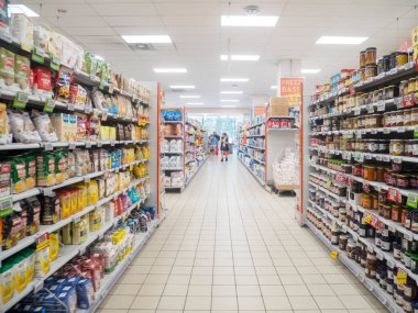 Lombardiya, İtalya - 10 Eylül 2025 Lombardiya 'da Alışveriş ve Tüketiciler İçin Depolanan Süpermarket Dükkanında Engin Gıda ve Gıda Koridorları