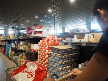 Cremona, İtalya - 11 Eylül 2025 Müşteri İndirimli Ürünler ve Anlaşmalarla Doldurulmuş Rafları İtalya 'daki Aisles of Discount Market' ten Alışveriş Arabası İtti