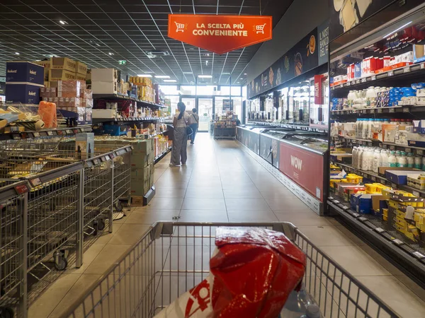 Cremona, İtalya - 11 Eylül 2025 Otantik İtalyan bakkal alışveriş deneyimi modern indirimli bir süpermarket koridorunda müşteriler raflarda geziniyor ve satın alma ürünleri sergiliyor