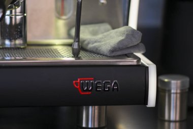 Cremona, Italy- 19 Temmuz 2025 Zengin Aroma ve Musetti Kahvesi 'ni Deneyin Bir Büyüleyici Lombardiya Çubuğunda Bir Wega Polaris Espresso Makinesinde Özgünlükle Hazırlandı