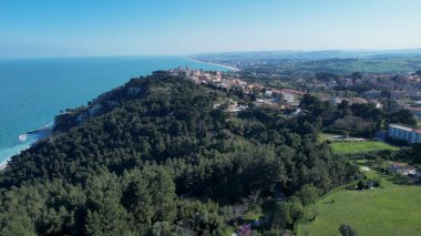 Rolling Hills Akdeniz ve Le Marche 'de Tarihi İtalyan Kasabası ile Numana Sahil Havacılık Panoraması
