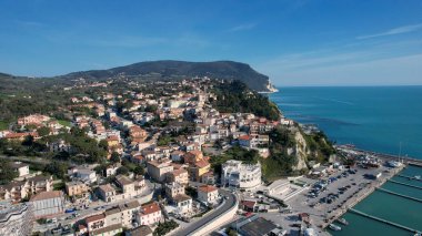 Numana 'nın manzaralı manzarası. Adriyatik Denizi' ne tepeden bakan büyüleyici bir sahil kasabası. Le Marche İtalya 'da hareketli bir marinası ve resimli binaları var.