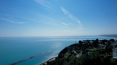Le Marche İtalya 'daki Sayısal Kıyı Kasabası' nın Manzaralı Hava Manzarası Açık Mavi Gökyüzü Altında Adriyatik Denizi