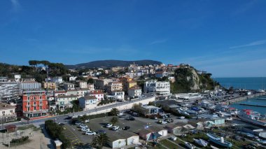 Adriyatik Denizi 'ne tepeden bakan bir tepeye yığılmış, Le Marche Bölgesi' ndeki büyüleyici bir sahil kasabasının nefes kesici hava manzarası.