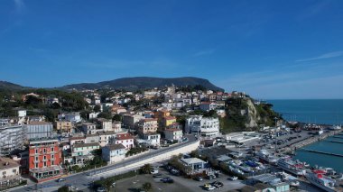 Adriyatik Denizi 'ne tepeden bakan Verdant Hillsides' a yapışan hareketli bir liman ve binaların yer aldığı İtalya 'nın Engin Hava Manzarası