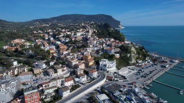Görkemli Hava Görüntüleri Sayıları İtalya 'yı gösteriyor. Le Marche' da Renkli Binalar, Dolgun Limanlar ve Açık Mavi Gök Altındaki Adriyatik Denizi içeren Resimli Sahil Kasabası.