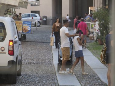 Cremona, İtalya - 3 Eylül 2025 Yaz Sahneleri Cremona Lombardy İtalya 'nın tarihi şehir merkezinde güneşli bir günde insanların kentsel atmosferin keyfini çıkardıkları