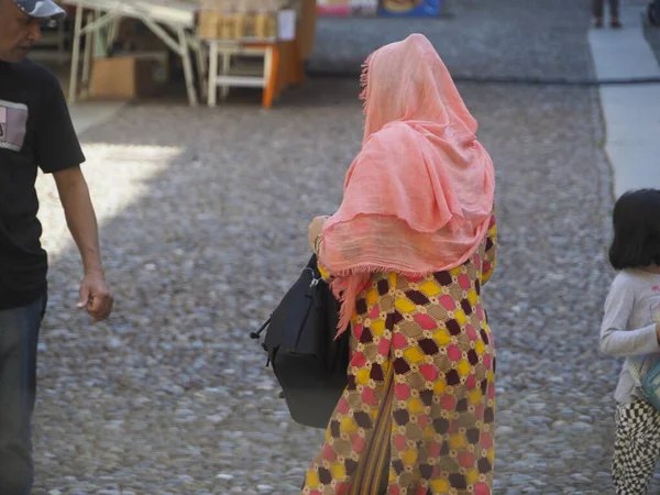 Cremona, İtalya - Cremona, İtalya - 3 Eylül 2025 Cremona Lombardy İtalya 'nın göbeğinde çeşitli yayaların renkli bir kadınla şehir merkezindeki atmosferde eğlendiği Vibrant Summer Time sokak sahnesi