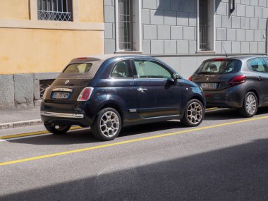 Cremona, İtalya 16 Eylül 2025 Fiat 500C - 2018 2023 - Blu Dipinto di Blu renginde üstü açılabilir araba Peugeot 208 - 2019 - Arkasında koyu gri bir hatchback ile caddede park edilmiş