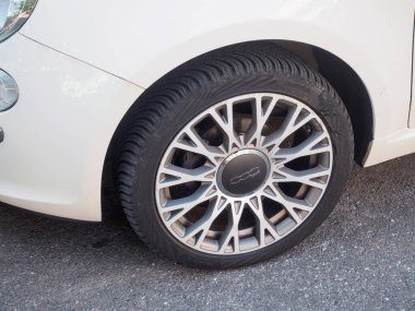 Cremona, İtalya 16 Eylül 2025 Fiat 500 - 312 serisi - 2018 model Latte Menta beyaz, gümüş alaşımlı ön tekerlek ve asfalt yolda tüm sezon lastiklerini gösteriyor