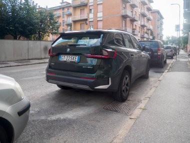 Cremona, İtalya 16 Eylül 2025 BMW X1 xDrive20d - U11 - SUV, Sanremo Green metalik, 2023 model, İtalyan kentsel çevresindeki bir yerleşim yerine park etmiş, diğer araç ve dairelerle birlikte