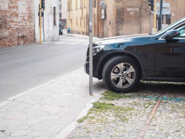 Cremona, İtalya 16 Eylül 2025 Mercedes Benz GLC 300 4Matic 2023 Obsidian siyah metalik renkli SUV kaldırım kenarına park edilmiş kentsel yaşam tarzı, ulaşım ve