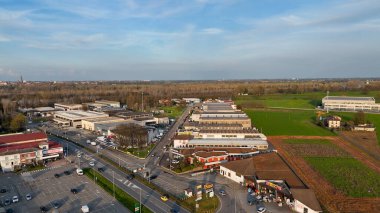 Castelvetro PC, İtalya - 6 Eylül 2025 Castelvetro Piacentino Sanayi Bölgesi Tarımsal Alanlar ve S.S. 10 Piacenza İtalya yakınlarındaki Yollar