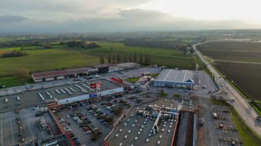 Castelvetro PC, İtalya - 6 Eylül 2025 Castelvetro Piacentino Piacenza İtalya Endüstriyel Binaları ve Endüstriyel Binaları Gösteren SS 10.