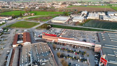 Castelvetro PC, İtalya - 6 Eylül 2025 Geniş Ticaret Merkezi ve Endüstriyel Alanı ile Castelvetro Piacentino İtalya yakınlarındaki Tarımsal Alanlar