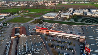 Castelvetro PC, İtalya - 6 Eylül 2025 Ticari ve Endüstriyel Alanının Havadan Görünümü Castelvetro Piacentino Bölgesi 'ndeki SS 10 Karayolu yakınında tarım arazileri ve