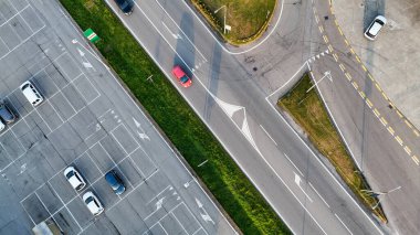 Piacenza İtalya 'nın Castelvetro Piacentino Bölgesinde Trafik Kavşağı ve Otoparkın Havadan Görünümü ve Otomobil ve Yeşillik Altyapı ve Şehir Gelişimini Gösteriyor