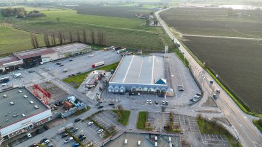 Castelvetro PC, İtalya - 6 Eylül 2025 Castelvetro Piacentino sanayi bölgesinin havadan görünüşü Piacenza bölgesini çevreleyen ticari binalar ve tarım alanlarını gösteriyor