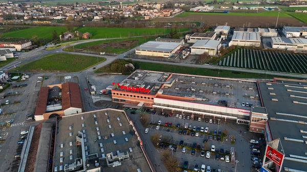 Castelvetro PC, İtalya - 6 Eylül 2025 Castelvetro Piacentino İtalya 'da Endüstriyel Binalar ve Çiftlik Görünümü Perakende satış mağazaları ve Açık Gök Altında Tarım Alanlarının yer aldığı