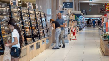 Cremona, İtalya - 22 Eylül 2025 Çeşitli Alışverişçiler Lombardiya 'daki Parlak Edebiyat İndirim Süpermarketinden Bakkal ve Ev Malzemeleri Seçiyor