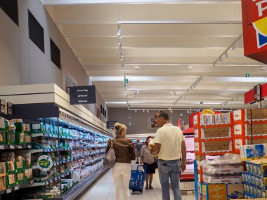 Cremona, İtalya - 22 Eylül 2025 Çeşitli Müşteriler Modern İndirimli Süpermarket Mağazası 'nın İyi-Edebiyat Alanı' ndan Market ve Temel Ögeleri Seçiyor