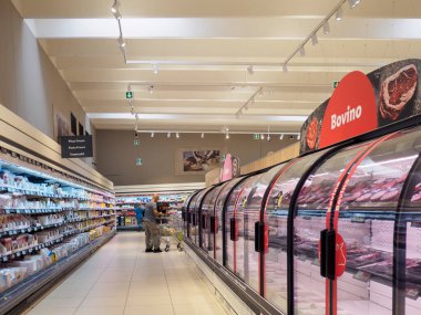 Cremona, İtalya - 22 Eylül 2025 Lombardiya İtalya 'daki modern indirimli süpermarket koridorunda taze ürün ve et seçen müşteriler