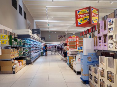 Cremona, İtalya 22 Eylül 2025 Müşteriler, İtalya 'da indirimli bir süpermarketin koridorlarına bakıyorlar, taze ürünler, soğutulmuş ürünler ve günlük ihtiyaçlar seçiyorlar.