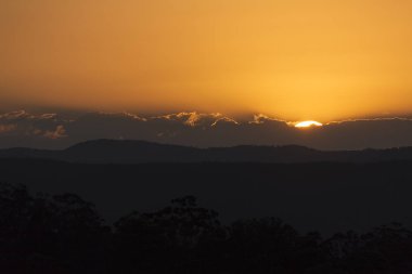 Sunshine Coast hinterland üzerinde güzel bir gün batımı. Mapleton Falls, Qld, Avustralya bulunan.