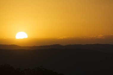 Sunshine Coast hinterland üzerinde güzel bir gün batımı. Mapleton Falls, Qld, Avustralya bulunan.