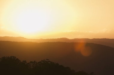 Sunshine Coast hinterland üzerinde güzel bir gün batımı. Mapleton Falls, Qld, Avustralya bulunan.