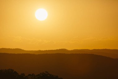 Sunshine Coast hinterland üzerinde güzel bir gün batımı. Mapleton Falls, Qld, Avustralya bulunan.