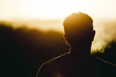 Sigara ve portakal Paz set izlerken adam silüeti